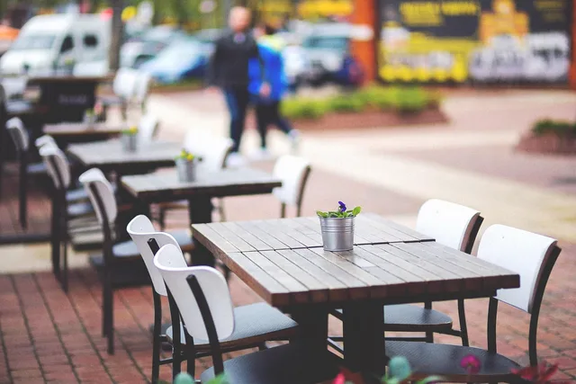 restaurant, street, cafe, table, chairs, nature, city, lunch, dinner, public space, dining table, tables, pub, garden, beer garden. Gastgewerbebewilligung: Voraussetzungen und Ablauf in ausgewählten Kantonen