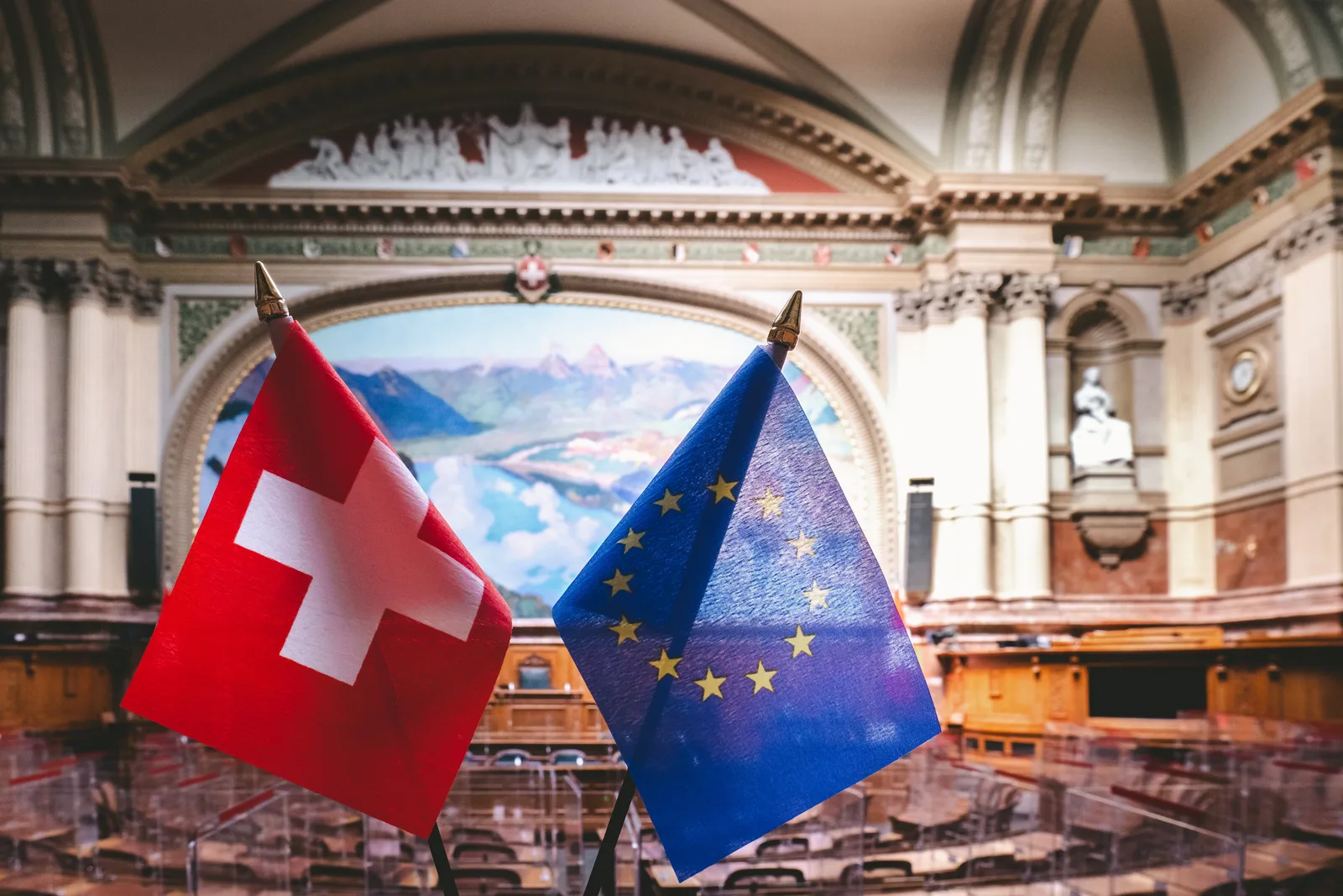 Verbände und Kammern in der Schweiz: Handelskammern sind kantonale Vereine, keine öffentlich-rechtlichen Körperschaften.; Der Staat subventioniert Verbände für die Erhebung statistischer Daten.; Der Vorort verbindet 19 kantonalen und regionalen Handelskammern freiwillig.