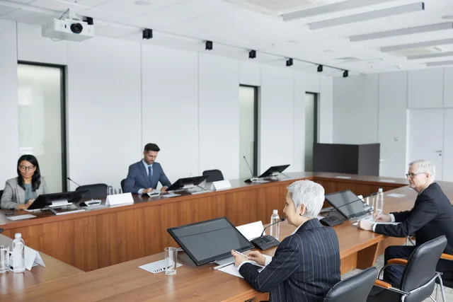 Diverse group of business professionals in a conference room engaged in a meeting. Associazione padronale o associazione di settore: differenze e competenze